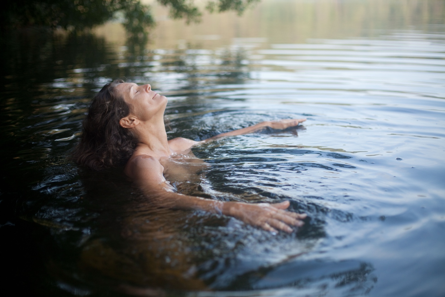 Christina treibt ruhig im dunklen Wasser