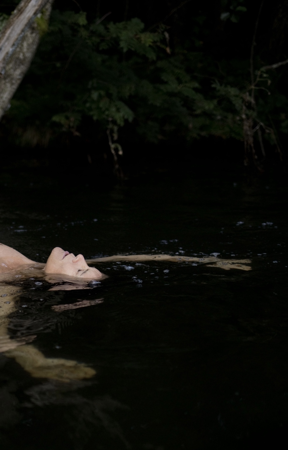 Christinas Gesicht liegt entspannt im Wasser