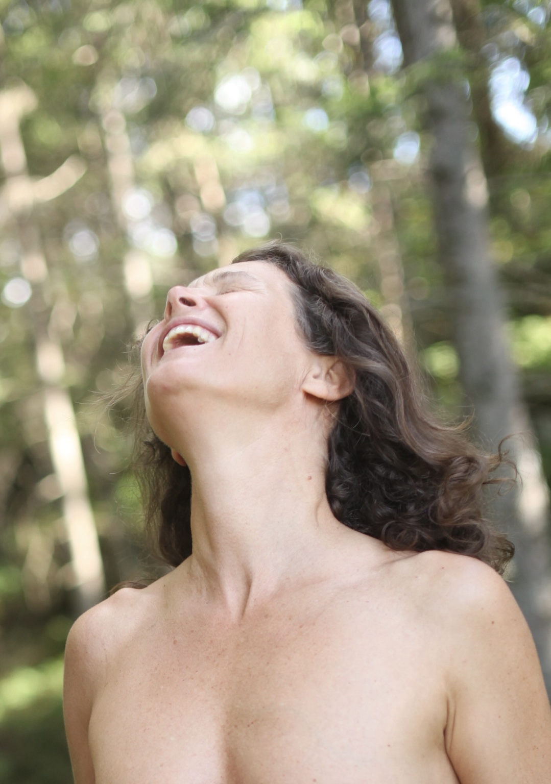 Christina lacht frei im Wald